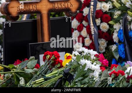 Moscow, Russia. 2nd of March, 2024. Mourners visit the grave of Russian opposition leader Alexei Navalny at the Borisovo cemetery in Moscow, the next day after Navalny's funeral, Russia. Credit: Nikolay Vinokurov/Alamy Live News Stock Photo