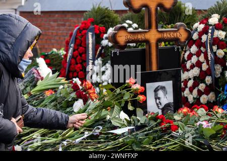 Moscow, Russia. 2nd of March, 2024. Mourners visit the grave of Russian opposition leader Alexei Navalny at the Borisovo cemetery in Moscow, the next day after Navalny's funeral, Russia. Credit: Nikolay Vinokurov/Alamy Live News Stock Photo