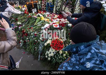 Moscow, Russia. 2nd of March, 2024. Mourners visit the grave of Russian opposition leader Alexei Navalny at the Borisovo cemetery in Moscow, the next day after Navalny's funeral, Russia. Credit: Nikolay Vinokurov/Alamy Live News Stock Photo