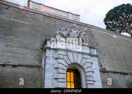 Statues above the entrance to the Vatican Museum Stock Photo - Alamy