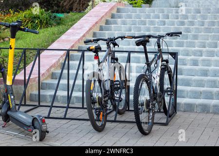 Belarus, Minsk - 20 september, 2023: Bicycles are strapped in the bicycle parking lot Stock Photo