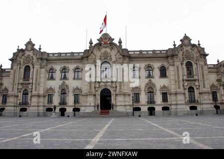 Lima, Peru - jul 09, 2008 - The Government Palace, also known as the House of Pizarro at the Plaza Mayor or Plaza de Armas in Lima, Peru Stock Photo
