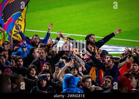 CULERS HARDCORE FANS, BARCELONA FC, 2019: The passionate Culers fans of Barcelona at Camp Nou celebrate an easy win over a title rival. Barcelona FC v Sevilla FC at Camp Nou, Barcelona on 5 April 2017. Photo: Rob Watkins. Barca won the game 3-0 with three goals in the first 33 minutes. The game was played in a deluge of rain during a massive storm. Stock Photo