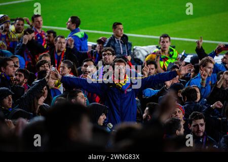 CULERS HARDCORE FANS, BARCELONA FC, 2019: A man leads the passionate Culers fans of Barcelona at Camp Nou to celebrate an easy win over a title rival. Barcelona FC v Sevilla FC at Camp Nou, Barcelona on 5 April 2017. Photo: Rob Watkins. Barca won the game 3-0 with three goals in the first 33 minutes. The game was played in a deluge of rain during a massive storm. Stock Photo