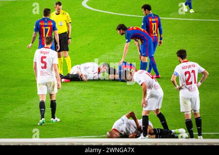 SERGIO BUSQUETS, UGLY TACKLE, BARCELONA FC, 2017: The game turns ugly as Sergio Busquets goes into a bruising tackle with Sergio Escudero as another Sevilla player Nzonzi lies on the ground clutching his groin. Barcelona FC v Sevilla FC at Camp Nou, Barcelona on 5 April 2017. Photo: Rob Watkins. Barca won the game 3-0 with three goals in the first 33 minutes. The game was played in a deluge of rain during a massive spring storm. Stock Photo