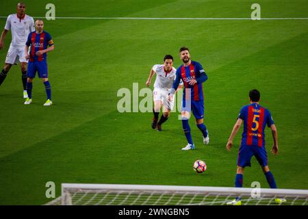 PIQUE, BARCELONA FC, 2017: Gerard Piqué in defence at the edge of the box. Barcelona FC v Sevilla FC at Camp Nou, Barcelona on 5 April 2017. Photo: Rob Watkins. Barca won the game 3-0 with three goals in the first 33 minutes. The game was played in a deluge of rain during a massive spring storm. Stock Photo