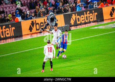 MESSI, DRIBBLE, BARCELONA FC, 2017: Lionel Messi is driving forward and dribbling through the Sevilla defence to create a shooting chance. Barcelona FC v Sevilla FC at Camp Nou, Barcelona on 5 April 2017. Photo: Rob Watkins. Barca won the game 3-0 with three goals in the first 33 minutes. The game was played in a deluge of rain during a massive spring storm. Stock Photo