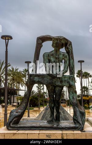 Escultura de Gala asomada a la ventana de Salvador Dalí en la Avenida del Mar, convertida en museo al aire libre. Stock Photo