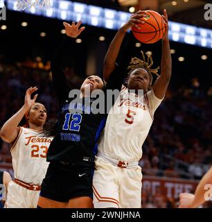 Austin, Texas, USA. 2nd Mar, 2024. BYU forward LAUREN GUSTIN, middle, and Texas forward DEYONA GASTON, right, battle for a rebound during an NCAA women's basketball game in Austin. Texas won, 71-46. (Credit Image: © Scott Coleman/ZUMA Press Wire) EDITORIAL USAGE ONLY! Not for Commercial USAGE! Stock Photo