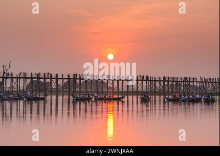Sunset with silhouette of u bein bridge in Amarapura township, myanmar Stock Photo