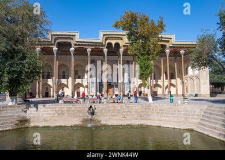 BUKHARA, UZBEKISTAN - SEPTEMBER 11, 2022: Sunny September day at the ancient Bolo-Khauz mosque Stock Photo