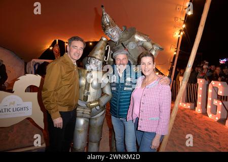 Jan Sosniok, Claudia Jungesbluth, Enrico Lein, Till Demtroeder und Alexa Maria Surholt beim offiziellen Opening der Baltic Lights 2024 mit Fackellauf und Lagerfeuer an der Alex Strandbar. Heringsdorf, 01.03.2024 *** Jan Sosniok, Claudia Jungesbluth, Enrico Lein, Till Demtroeder and Alexa Maria Surholt at the official opening of the Baltic Lights 2024 with a torch relay and bonfire at the Alex Strandbar Heringsdorf, 01 03 2024 Foto:xF.xKernx/xFuturexImagex baltic opening 4365 Stock Photo