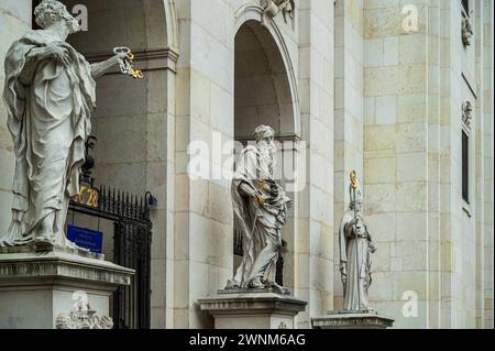 Impressive baroque statues on a historic building embedded in columns, Salzburg, Austria Stock Photo