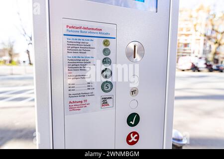 Täuschend echter Aufkleber als Parktarif Information Parkzone Bonn Innere Altstadt auf einem Parkschein Automat in der Altstadt am Frankenbad in Bonn. Ein offensichtlicher Scherz eines unbekannten Künstlers weist darauf hin, dass man an diesem Automaten mit Deutscher Mark DM bezahlen könnte. Abbildungen von Pfennig und Deutsche Mark Stücken sind zudem abgebildet. 03.03.2024 Bonn Altstadt NRW Deutschland *** Deceptively genuine sticker as parking tariff information parking zone Bonn Innere Altstadt on a parking ticket machine in the old town at the Frankenbad in Bonn An obvious joke by an unkno Stock Photo