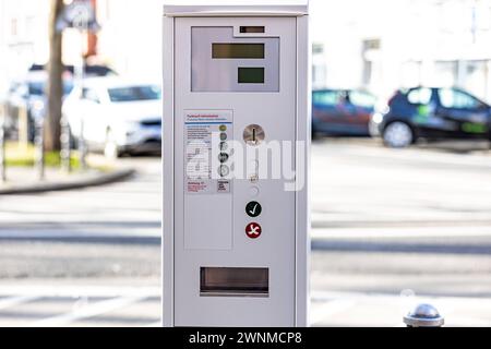 Täuschend echter Aufkleber als Parktarif Information Parkzone Bonn Innere Altstadt auf einem Parkschein Automat in der Altstadt am Frankenbad in Bonn. Ein offensichtlicher Scherz eines unbekannten Künstlers weist darauf hin, dass man an diesem Automaten mit Deutscher Mark DM bezahlen könnte. Abbildungen von Pfennig und Deutsche Mark Stücken sind zudem abgebildet. 03.03.2024 Bonn Altstadt NRW Deutschland *** Deceptively genuine sticker as parking tariff information parking zone Bonn Innere Altstadt on a parking ticket machine in the old town at the Frankenbad in Bonn An obvious joke by an unkno Stock Photo