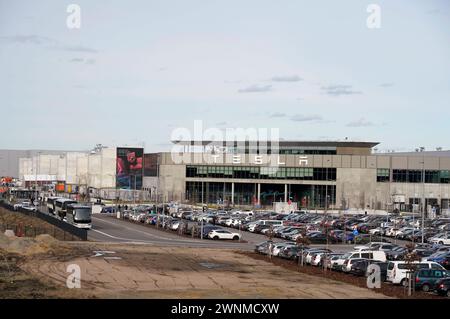 Die Erweiterungspläne für die Fabrik des Elektroautobauers Tesla in Grünheide Oder-Spree bei Berlin sind bei einer Einwohnerbefragung mehrheitlich auf Ablehnung gestoßen. Doch das Votum ist letztlich nicht bindend. Tesla will neben dem 300 Hektar großen Werksgelände einen Güterbahnhof, Lagerhallen und einen Betriebskindergarten errichten. Dafür müssten aber rund 100 Hektar Wald gerodet werden. Das ist umstritten. Es gibt Befürworter der Pläne, aber auch Ablehnung einer Tesla-Erweiterung Quelle: rbb24. Grünheide, 23.02.2024 *** The expansion plans for the Tesla electric car manufacturers factor Stock Photo