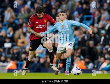 Manchester, UK. 3rd Mar, 2024. Victor Lindelof of Manchester United holds onto Phil Foden of Manchester City during the Premier League match at the Etihad Stadium, Manchester. Picture: Andrew Yates/Sportimage Credit: Sportimage Ltd/Alamy Live News Stock Photo