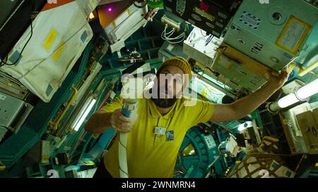 SPACEMAN 2024 Netflix film with Hanuš the extra-terrestrial spider ...