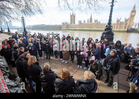 London, England, UK. 3rd Mar, 2024. People gather along the Covid Memorial Wall on the Thames Path in Westminster on the National Day of Reflection, in honour of those who died during the Covid-19 pandemic. Every hand-painted heart on the Wall represents a life that was lost to Covid-19 in the UK. (Credit Image: © Tayfun Salci/ZUMA Press Wire) EDITORIAL USAGE ONLY! Not for Commercial USAGE! Stock Photo