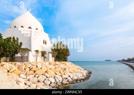 White Salem Bin Laden Mosque built on the island with Persian gulf in the background, Al Khobar, Saudi Arabia Stock Photo