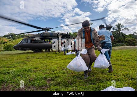 Rambala, Panama. 29 February, 2024. U.S. Army soldier and Panama civilians unload food and structural materials from a UH-60 Blackhawk helicopter during Exercise PANAMAX, February 29, 2024 near Rambala, Panama, Feb. 29, 2024. During the exercise the 1-228th Aviation Regiment transported over 500 thousand pounds of equipment including food and supplies as well as medical team to care for local residents.  Credit: TSgt. Nick Erwin/US Army/Alamy Live News Stock Photo