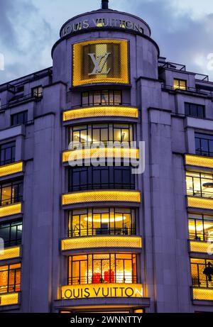 UN BATIMENT LOUIS VUITTON EN FORME DE MALLE SUR LES CHAMPS ELYSEES Stock Photo