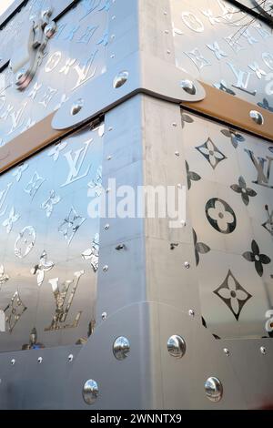 A MAMMOTH LOUIS VUITTON TRUNK ON THE CHAMPS ELYSEES PARIS Stock Photo