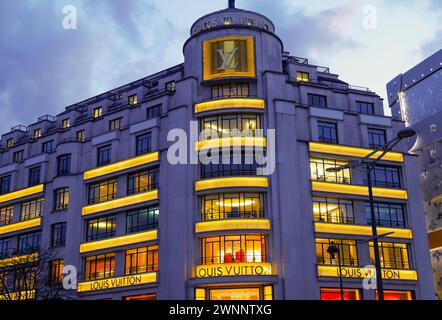 UN BATIMENT LOUIS VUITTON EN FORME DE MALLE SUR LES CHAMPS ELYSEES Stock Photo