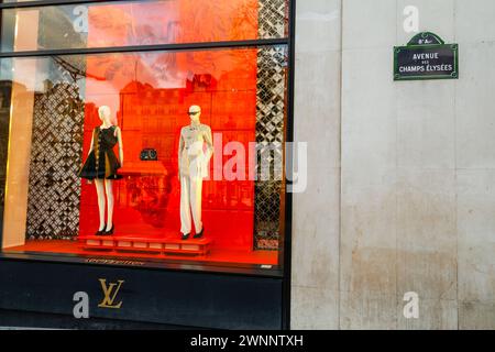 UN BATIMENT LOUIS VUITTON EN FORME DE MALLE SUR LES CHAMPS ELYSEES Stock Photo