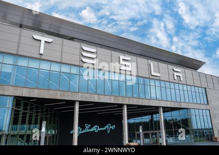 Tesla Giga Berlin lobby, Gigafactory Berlin-Brandenburg Tesla's first ...