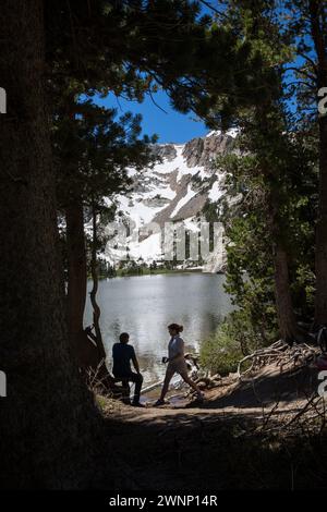 Hiking the Crystal Lake Trail out of the Mammoth Lakes basin. The hike provides vistas of Lake Mary, Lake George as well as the destination lake, Crys Stock Photo