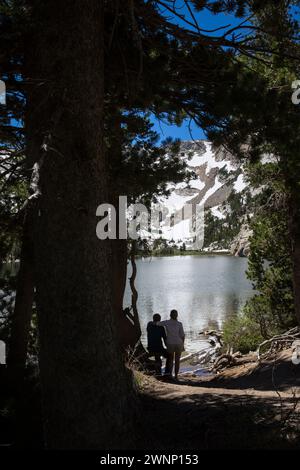 Hiking the Crystal Lake Trail out of the Mammoth Lakes basin. The hike provides vistas of Lake Mary, Lake George as well as the destination lake, Crys Stock Photo