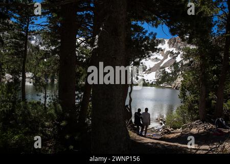 Hiking the Crystal Lake Trail out of the Mammoth Lakes basin. The hike provides vistas of Lake Mary, Lake George as well as the destination lake, Crys Stock Photo