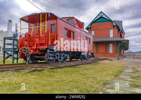 Sayre, PA, USA - 03-03-2024 - Restored red vintage caboose at the Sayre Historical Society Museum at Lehigh Valley Railroad Passenger Station. Stock Photo