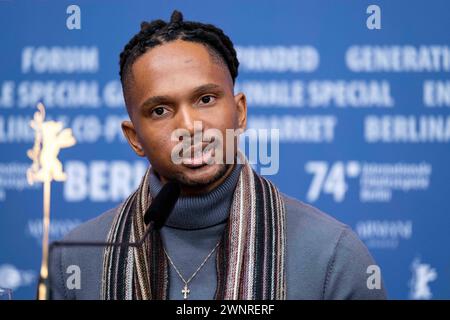 Sprecher Fareed Matjila während der Pressekonferenz zum Film Pepe anlässlich der 74. Internationalen Filmfestspiele Berlin. / Voice Cast Fareed Matjila during the press conference for the film Pepe on the occasion of the 74th Berlin International Film Festival. snapshot-photography/K.M.Krause *** Speaker Fareed Matjila during the press conference for the film Pepe on the occasion of the 74th Berlin International Film Festival Voice Cast Fareed Matjila during the press conference for the film Pepe on the occasion of the 74th Berlin International Film Festival snapshot photography K M Krause Stock Photo