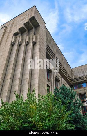 Detail of the jagged edge of the socialist, modernist, brutalist styled National Bank of the Republic of Kazakhstan, formally the parliament building. Stock Photo