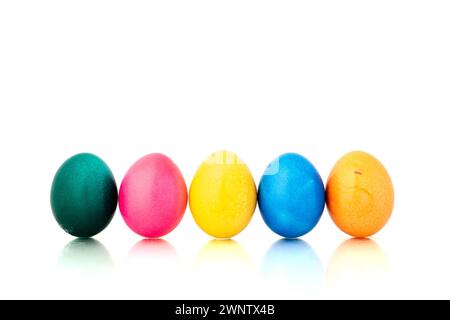 Reihe bunter Ostereier , Deutschland, 04.03.2024, Fünf leuchtend gefärbte Ostereier in einer Reihe. *** Row of colorful Easter eggs, Germany, 04 03 2024, Five brightly colored Easter eggs in a row Stock Photo