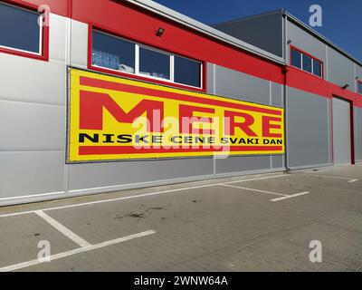 MERE discounter chain stores, Ruma, Serbia, April 15, 2022. Inscription - Low prices every day. Facade of the supermarket with logo and brand MERE Stock Photo