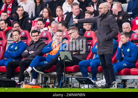 EINDHOVEN - (l-r) PSV Eindhoven coach Peter Bosz, Luuk de Jong of PSV ...