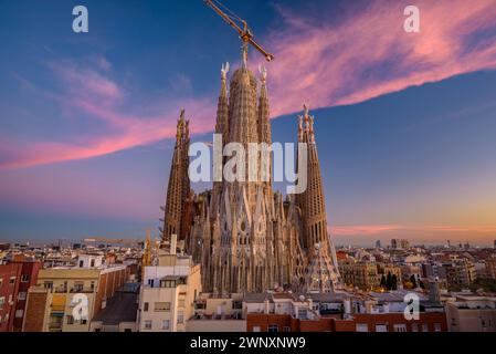 Sunset over the Sagrada Família and the towers of the Evangelists and Mary (Barcelona, Catalonia, Spain) ESP: Atardecer sobre la Sagrada Família Stock Photo