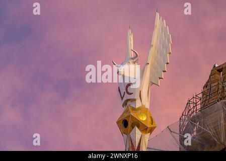 Tower of Evangelist Luke of the Sagrada Família at sunset (Barcelona, Catalonia, Spain) ESP: Torre del Evangelista Lucas de la Sagrada Família Stock Photo