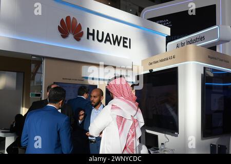 Riyadh, Saudi Arabia. 4th Mar, 2024. People visit Huawei's booth at the LEAP 2024 in Riyadh, Saudi Arabia, on March 4, 2024. The LEAP Tech Conference 2024 kicked off here on Monday, aiming to attract 11.9 billion U.S. dollars in investments, according to the press release issued by the organizing committee. Credit: Wang Haizhou/Xinhua/Alamy Live News Stock Photo