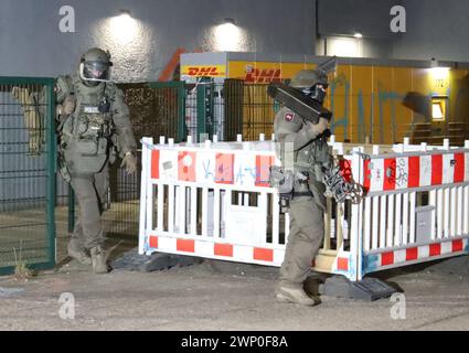 04 March 2024, Berlin: Police officers in special equipment leave a high-rise building in Berlin-Friedrichshain. The search for the two former RAF terrorists Garweg and Staub has once again led to a major police operation by a special police task force from Lower Saxony in Berlin-Friedrichshain. A spokeswoman for the Lower Saxony State Office of Criminal Investigation, which was in charge of the operation, said on Tuesday (05.03.2024) that there had been indications of an object and that officers had searched an apartment in a student hall of residence. Photo: Dominik Totaro/dpa Stock Photo