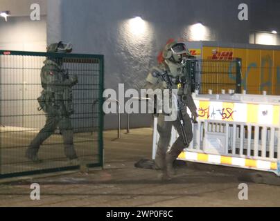 04 March 2024, Berlin: Police officers in special equipment leave a high-rise building in Berlin-Friedrichshain. The search for the two former RAF terrorists Garweg and Staub has once again led to a major police operation by a special police task force from Lower Saxony in Berlin-Friedrichshain. A spokeswoman for the Lower Saxony State Office of Criminal Investigation, which was in charge of the operation, said on Tuesday (05.03.2024) that there had been indications of an object and that officers had searched an apartment in a student hall of residence. Photo: Dominik Totaro/dpa Stock Photo