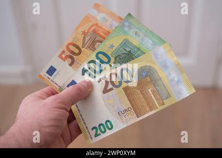 Hand hält Euro-Scheine *** Hand holding euro notes Nordrhein-Westfalen Deutschland, Germany GMS10973 Stock Photo