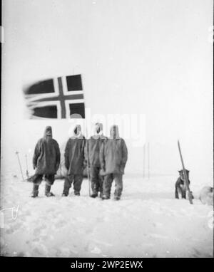 Oscar Wisting, Olav Bjaaland, Sverre Hassel and Roald Amundsen at the South Pole on 14 December 1911 Stock Photo