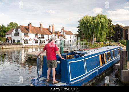 UK, Oxford, canal boat entering Iffley lock on the river Thames. Stock Photo