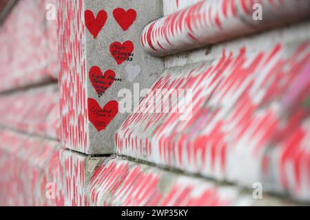 London, UK. 03rd Mar, 2024. Messages written on the National Covid Memorial Wall in Westminster in London. Four years ago, on 5 March 2024, a woman in her 70s was confirmed as the first person to die of coronavirus in the UK. Since then, over 237,110 people died from Covid-19. (Photo by Steve Taylor/SOPA Images/Sipa USA) Credit: Sipa USA/Alamy Live News Stock Photo