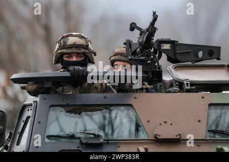 Korzeniewo, Pomorskie, Poland on March 5, 2024. Servicemen present transfer of tanks and armored vehicles via Vistula river during NATO's Dragon-24 exercise, a part of large scale Steadfast Defender-24 exercise. The exercises, which take place mainly in Central Europe, involve some 90,000 troops from all NATO countries as well as Sweden. The aim of Steadfast Defender-24 is to deter and present defensive abilities in the face of aggression. Credit: Dominika Zarzycka/Alamy Live News Stock Photo