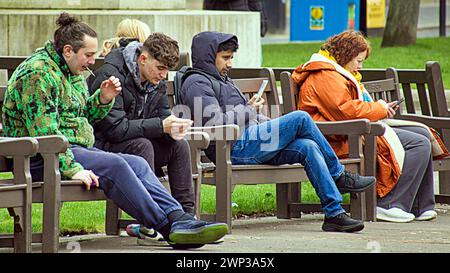 Glasgow, Scotland, UK. 5th March, 2024: UK Weather:  Sunny in the city centre  saw locals and tourists on the streets in george square at lunchtime. Credit Gerard Ferry/Alamy Live News Stock Photo